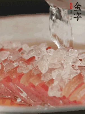 依舊放上冰糖100g、黃酒100g、水200g，鍋中再蒸15分鐘。