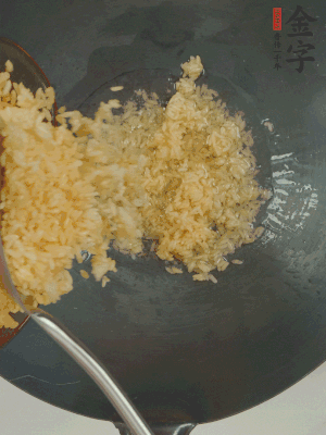 熱油下鍋，邊按壓邊翻炒均勻。