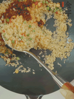 翻炒熟后，加金字火腿XO醬。