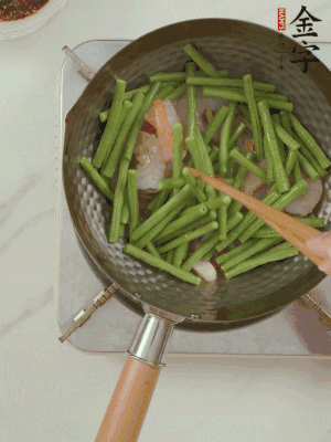 下掰好的缸豆段翻炒，略燜煮。