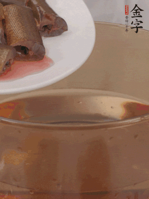 處理干凈的黃鱔段，加姜片、料酒沸水下鍋焯水。撈出用涼水沖洗干凈。