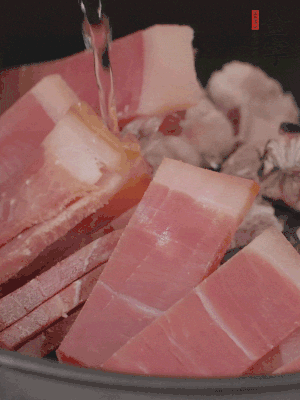 排骨、黃鱔段、金字火腿片放入砂鍋中，加沒過食材的水。