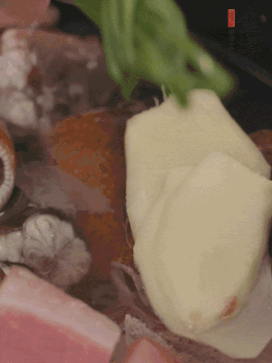 加姜片、蔥結(jié)、料酒。