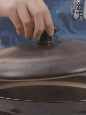 大火煮開后轉(zhuǎn)小火，燉煮20分鐘左右。