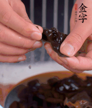 木耳冷水泡發(fā)，處理成小塊。（如果是小木耳就不用切了）