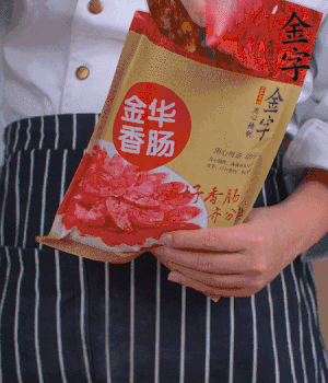 香腸切成斜片，小米辣切成斜片。