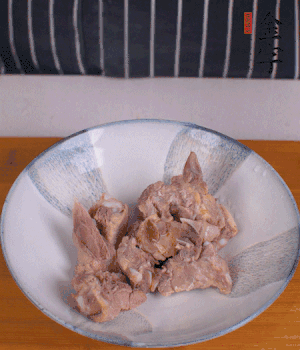 排骨加1勺黃酒、1勺蠔油、1勺玉米淀粉、1/4勺胡椒粉腌制半小時。