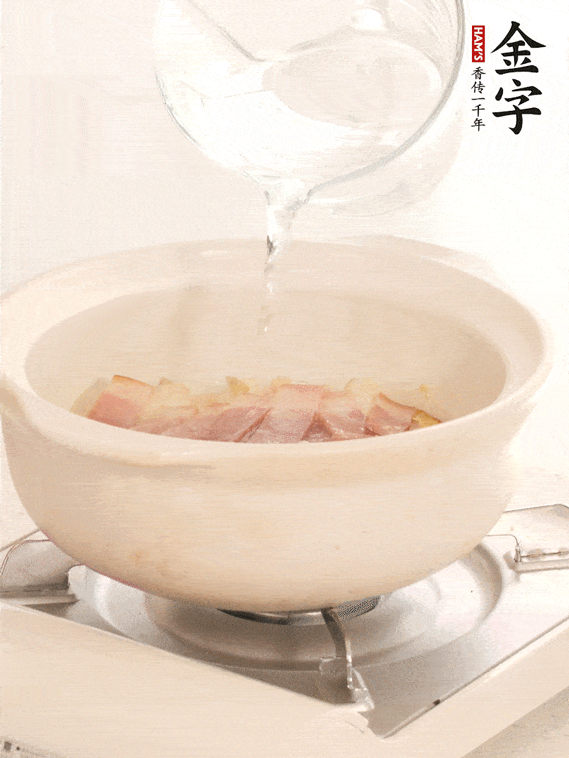 放入火腿片，加開水，再加入豆腐