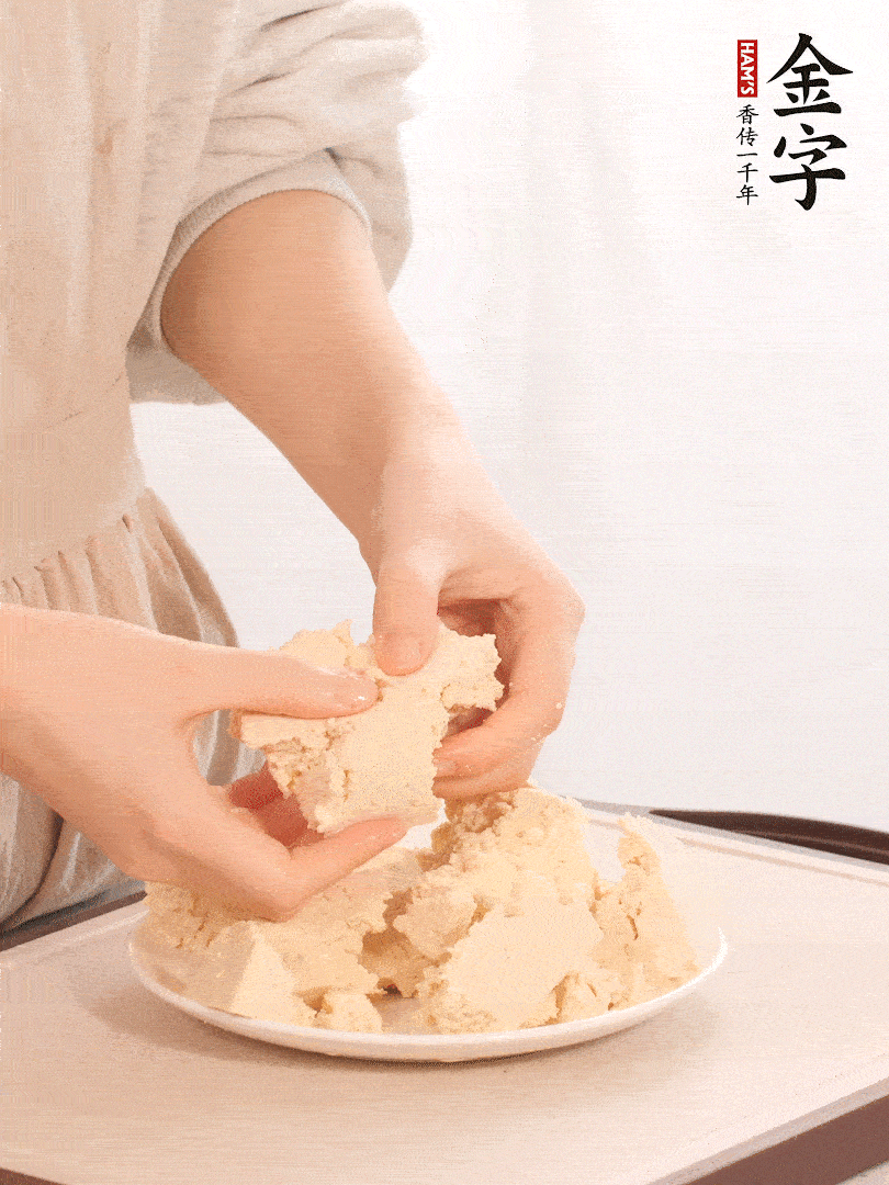 老豆腐用手掰成塊。
