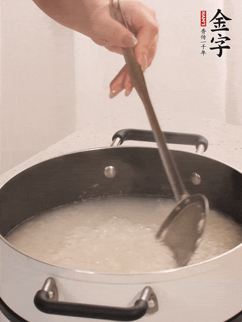 香菇、土豆、胡蘿卜、金字土香腸切小塊。