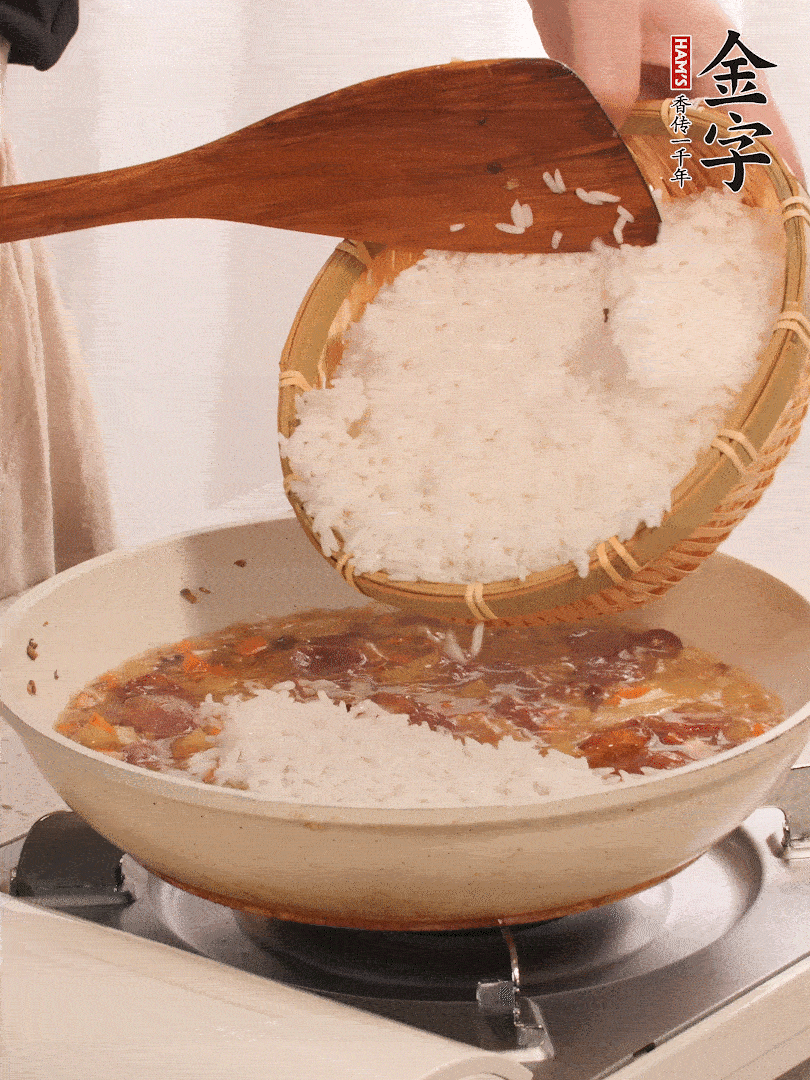 熱鍋燒油，香腸煸出油，加姜片去腥，加土豆、胡蘿卜、香菇翻炒到半熟，隨后加豆角、2小勺鹽、1大勺生抽，煸炒均勻。