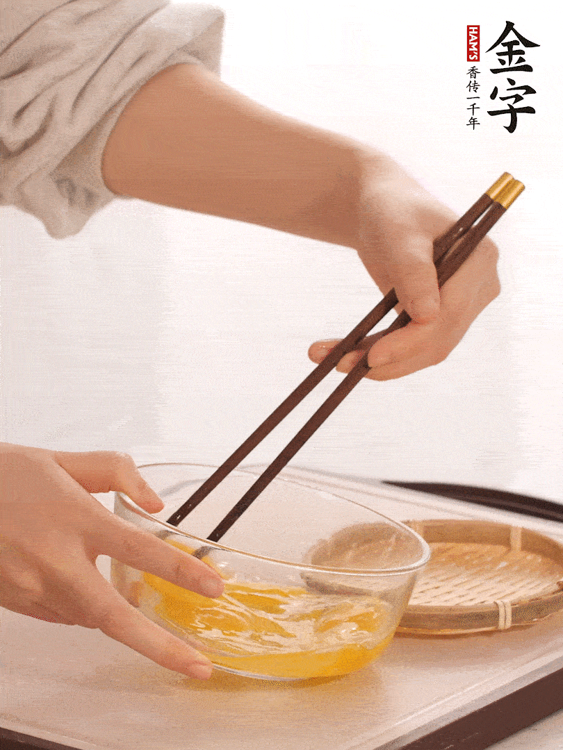 兩顆雞蛋打散。