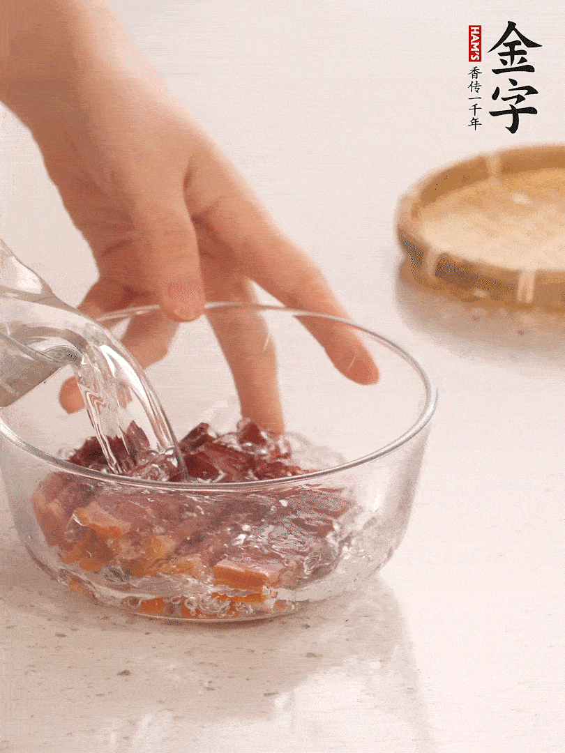 金字火腿切片，溫水泡5分鐘。
