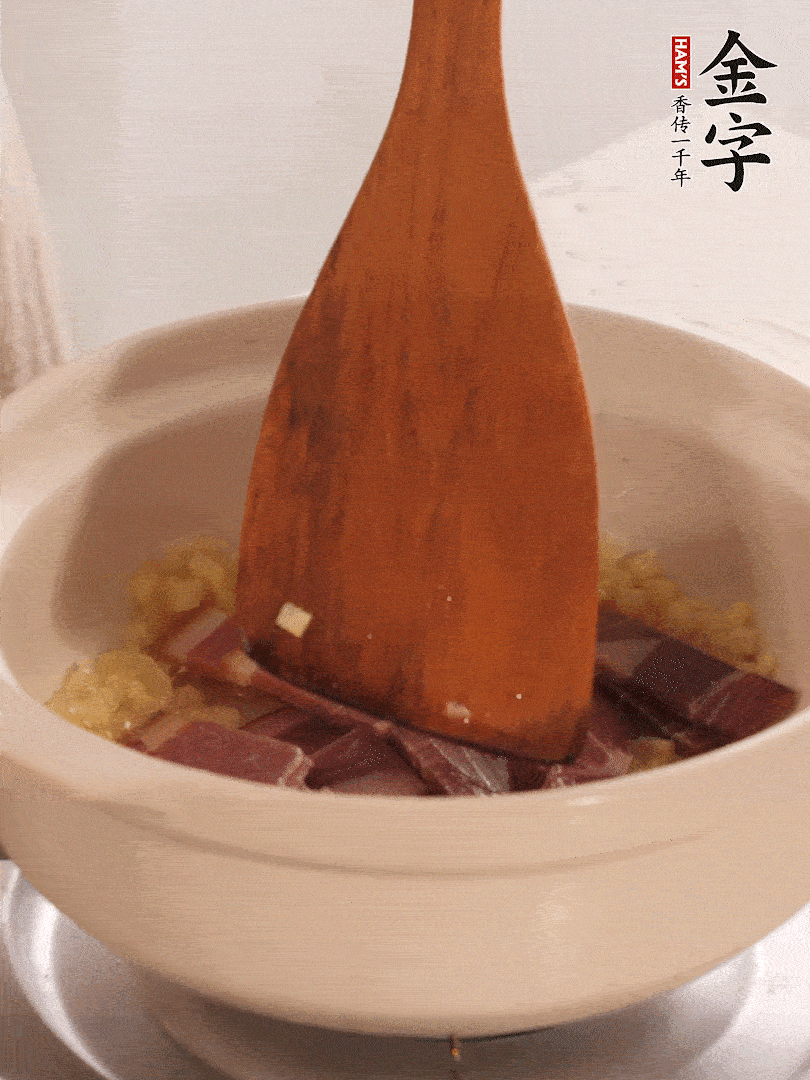 加熱水，加入白菜蓋上蓋子煨煮3分鐘。