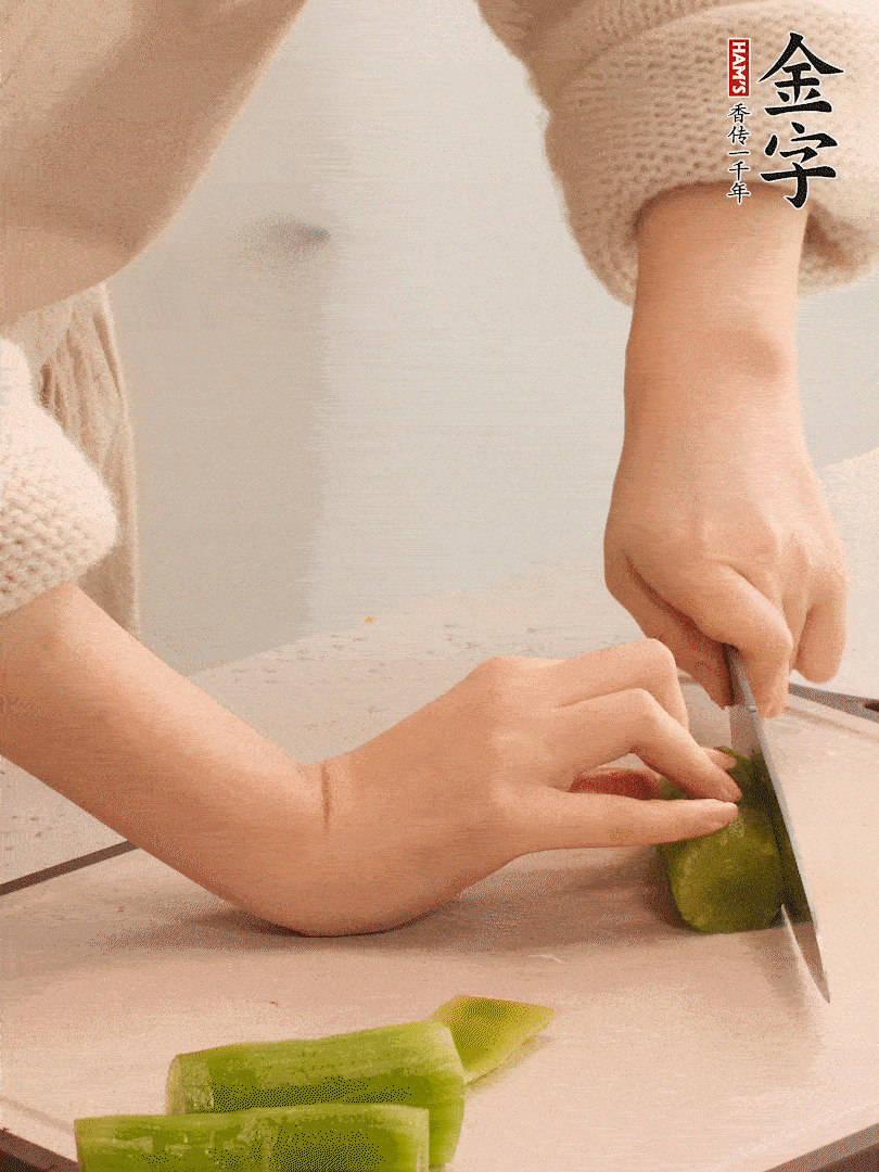 萵筍和白蘿卜用擦絲器擦成細(xì)絲。