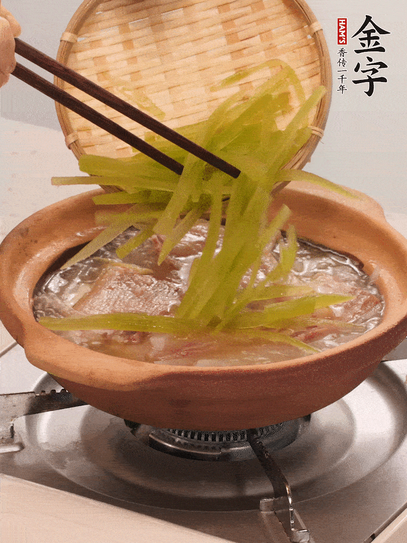 倒入熱水煮開后，轉(zhuǎn)小火燉煮10分鐘，呈奶白色湯底。