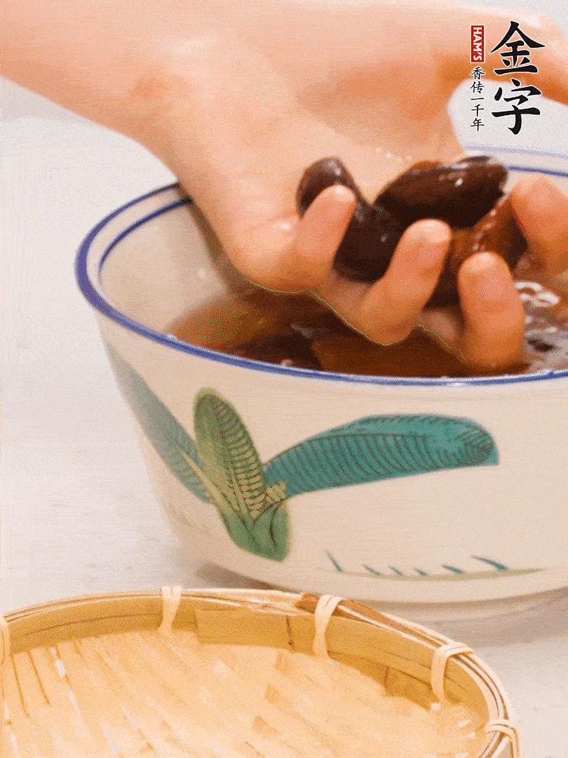 干香菇提前泡發(fā)切片，泡香菇水留著備用。