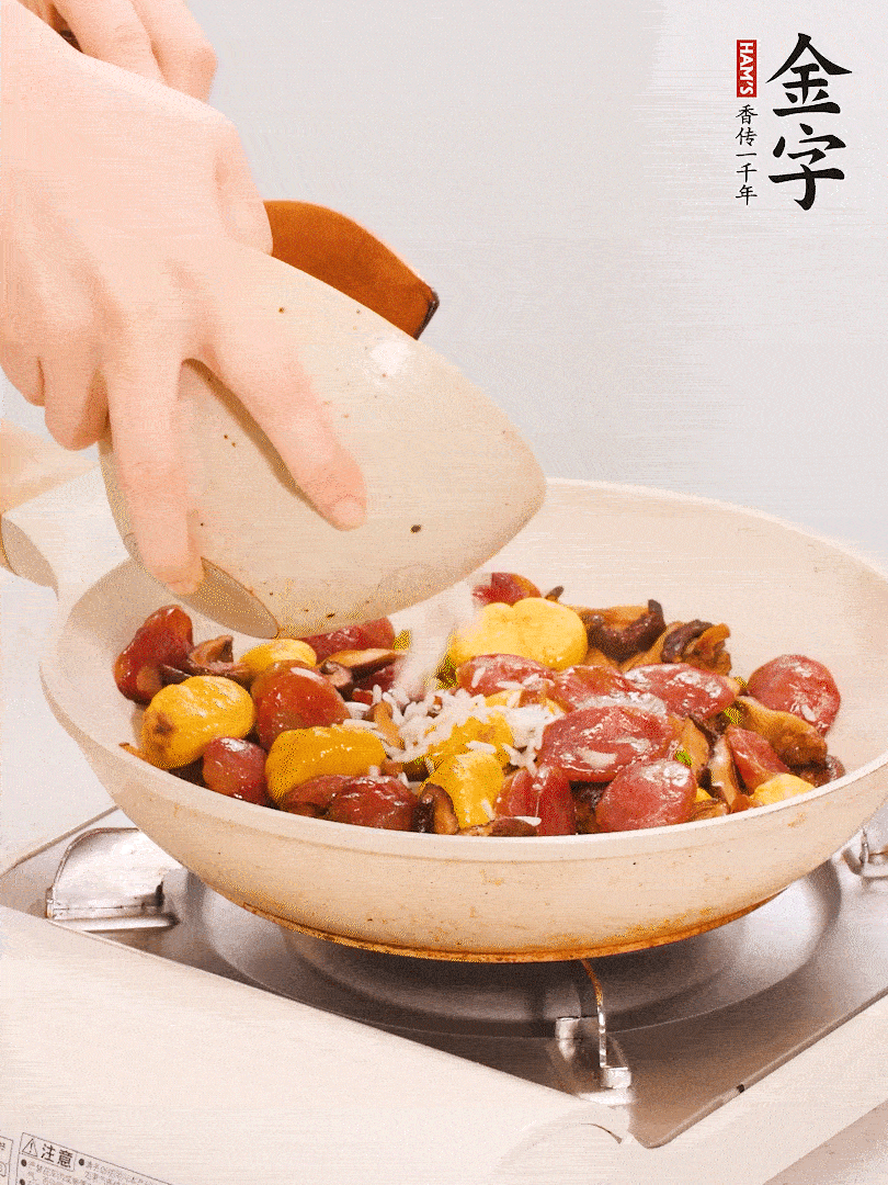 把米淘洗干凈，放入切好的香菇、板栗、毛豆。