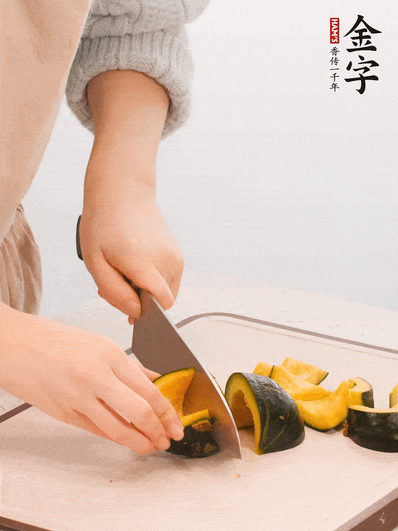 貝貝南瓜切小塊，生姜切成姜絲。