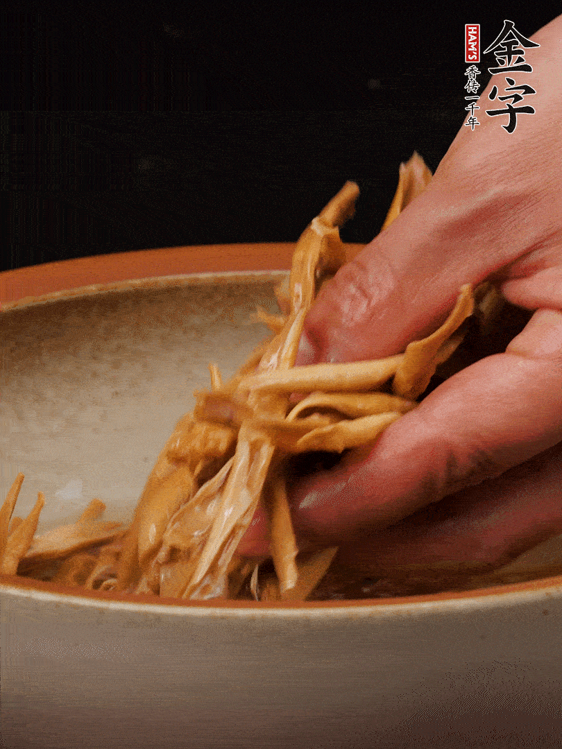 農(nóng)家土筍尖提前泡軟，用刀劃成細絲，這樣會更加入味。