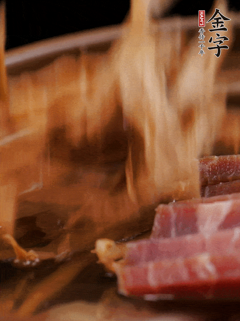 大筒骨、金字火腿、姜片、黃酒一起放入砂鍋，加筍干燉煮40分鐘。（如果家里有高壓鍋，用高壓鍋把高湯壓出來更鮮濃。）