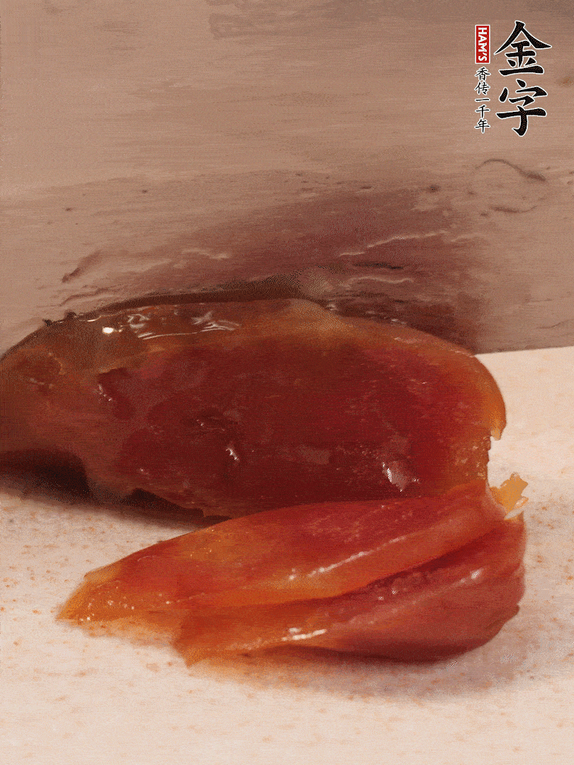 臘腸煮熟后，切薄片