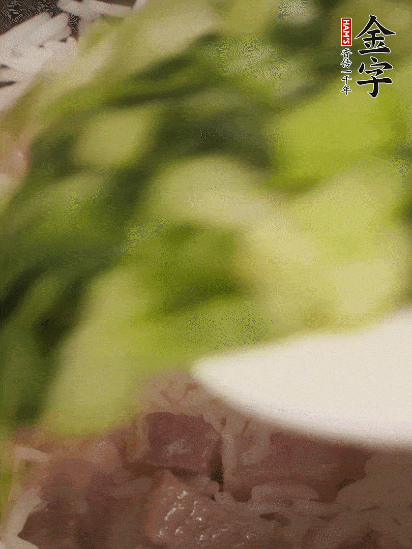 將燜煮好的米飯，倒入炒熟的蔬菜中，翻炒均勻鍆繼續(xù)燜煮5分鐘