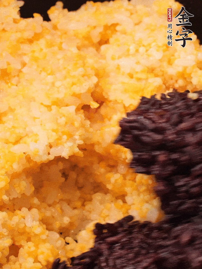 混合小米、紫米煮熟，加豬油攪拌均勻（紫米分開煮在攪拌）