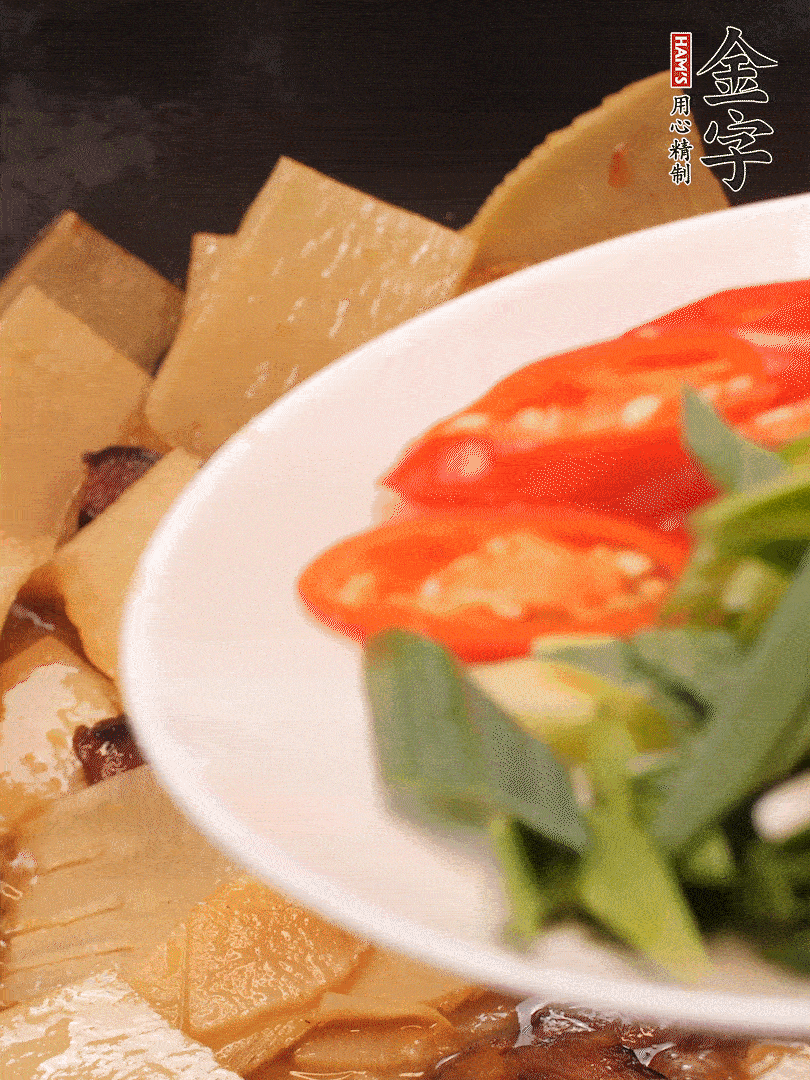 少許料酒增香，下蒜白、青紅辣椒略微翻炒