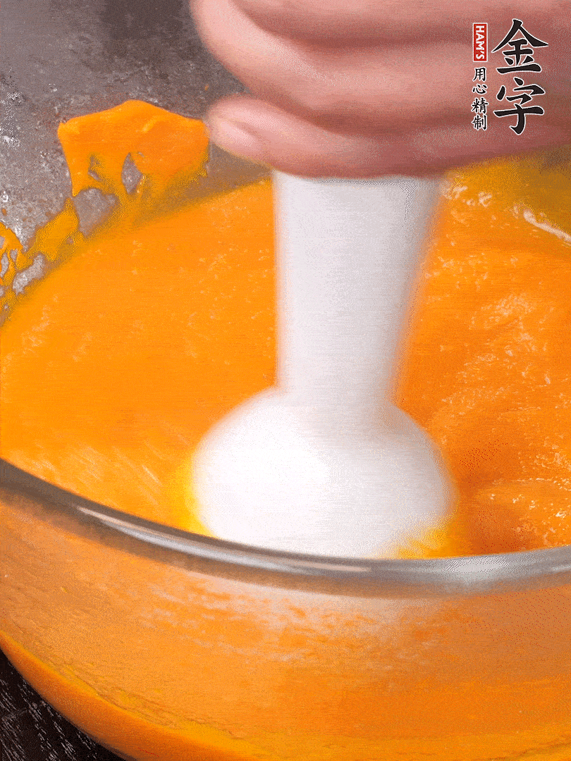 300g南瓜，去皮去瓤切滾刀塊，大火蒸8分鐘，料理機打成泥，篩網(wǎng)過篩成泥