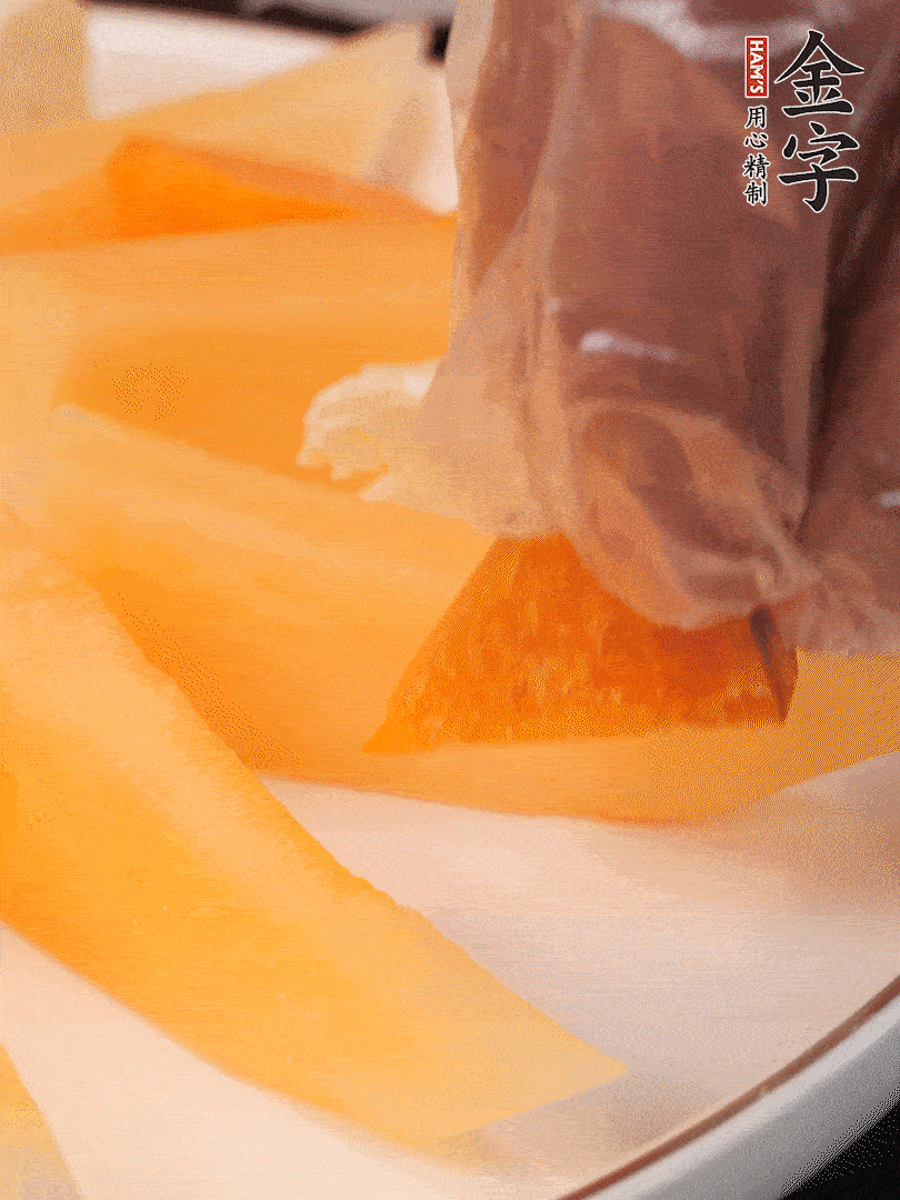 刀用火烤一下，切開奶酪