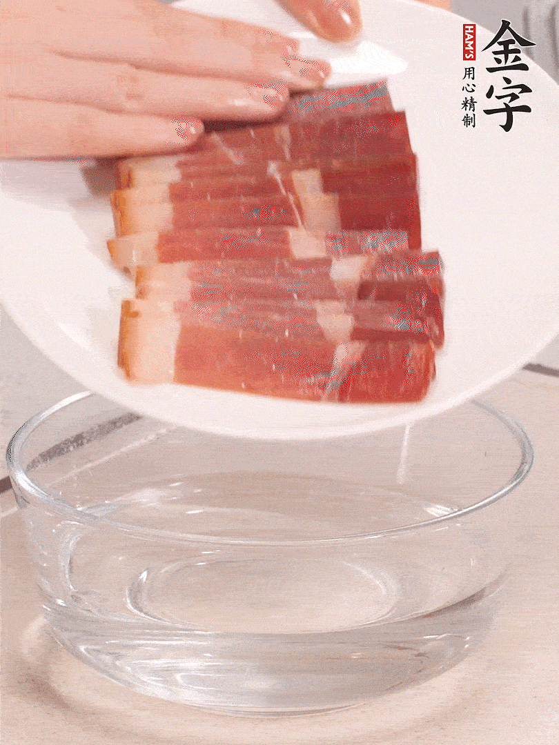 鴨腿冷水下鍋，加姜片、料酒焯水