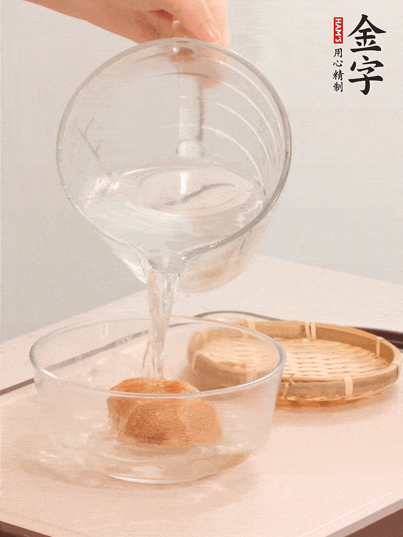 猴頭菇至少泡發(fā)半小時，將浸泡后的黃水擠干；