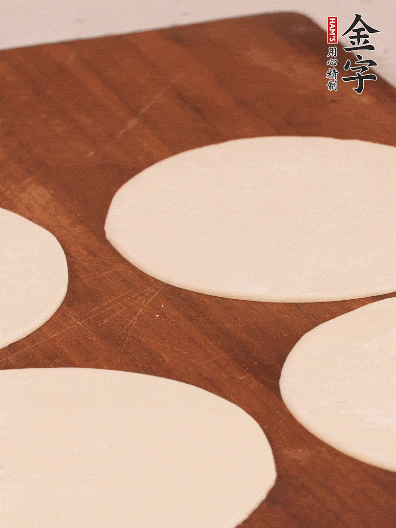 餃子皮均勻抹油，10張疊在一起，搟面杖搟開