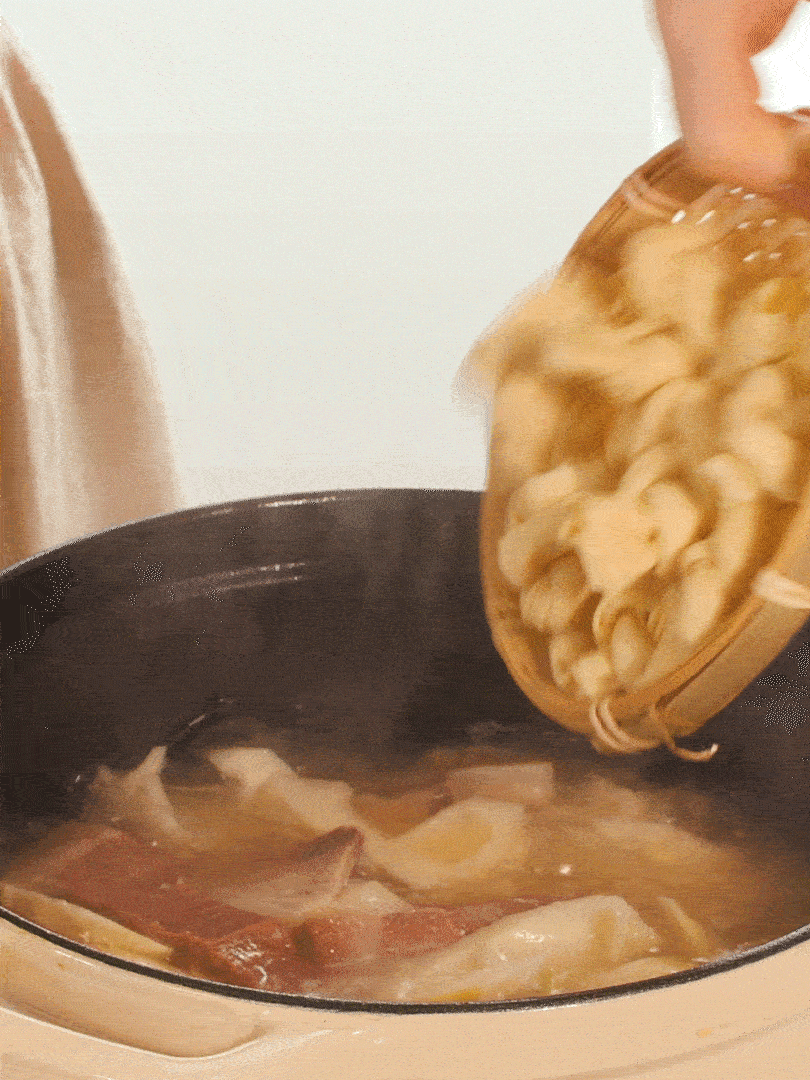 最后放入百葉結(jié)。萵筍小火慢篤10分鐘