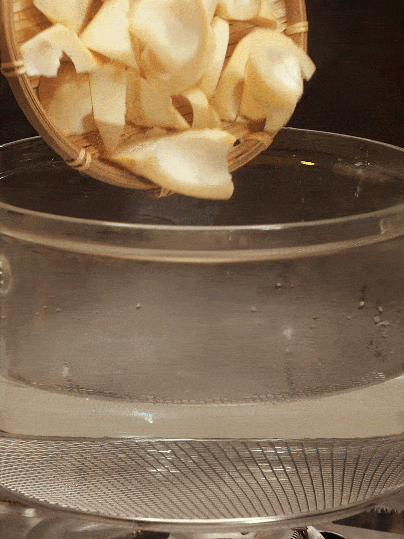 春筍切塊，焯水去除澀味