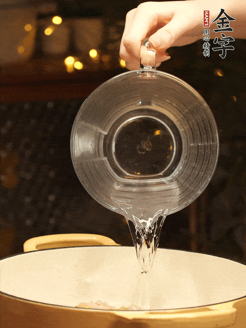 加入120ml水，蓋上蓋子燜幾分鐘撒上蔥花，美美的擺個盤~