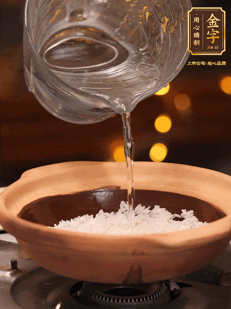 選一個中意的砂鍋加入1勺花生油并刷勻，倒入泡好的絲苗米、開大火煮至沸騰冒大泡后，轉(zhuǎn)中火蓋蓋燜煮5分鐘