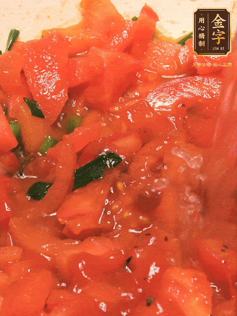 放入番茄丁，炒出汁