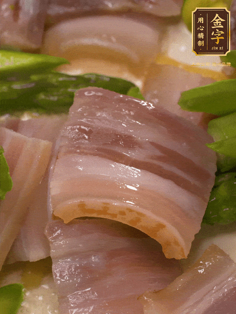 依次下蠶豆、蘆筍、白蘑菇翻炒均勻