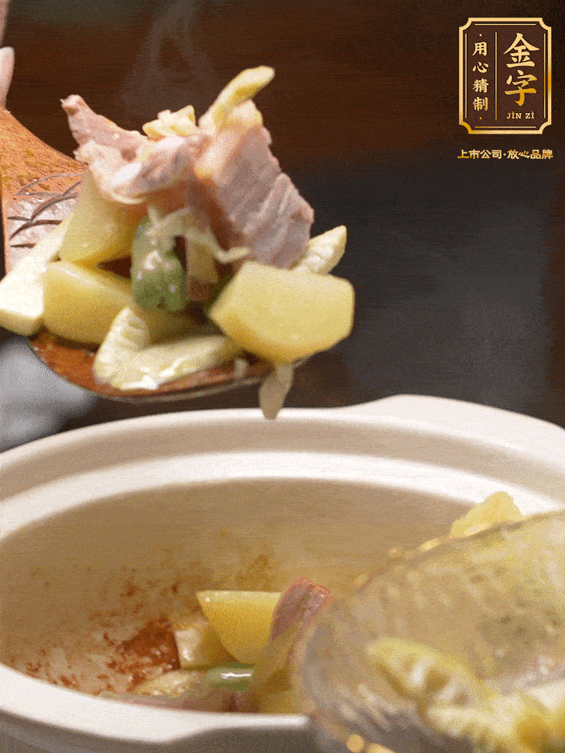 煸出咸肉脂香，再下筍丁、蠶豆。呈出