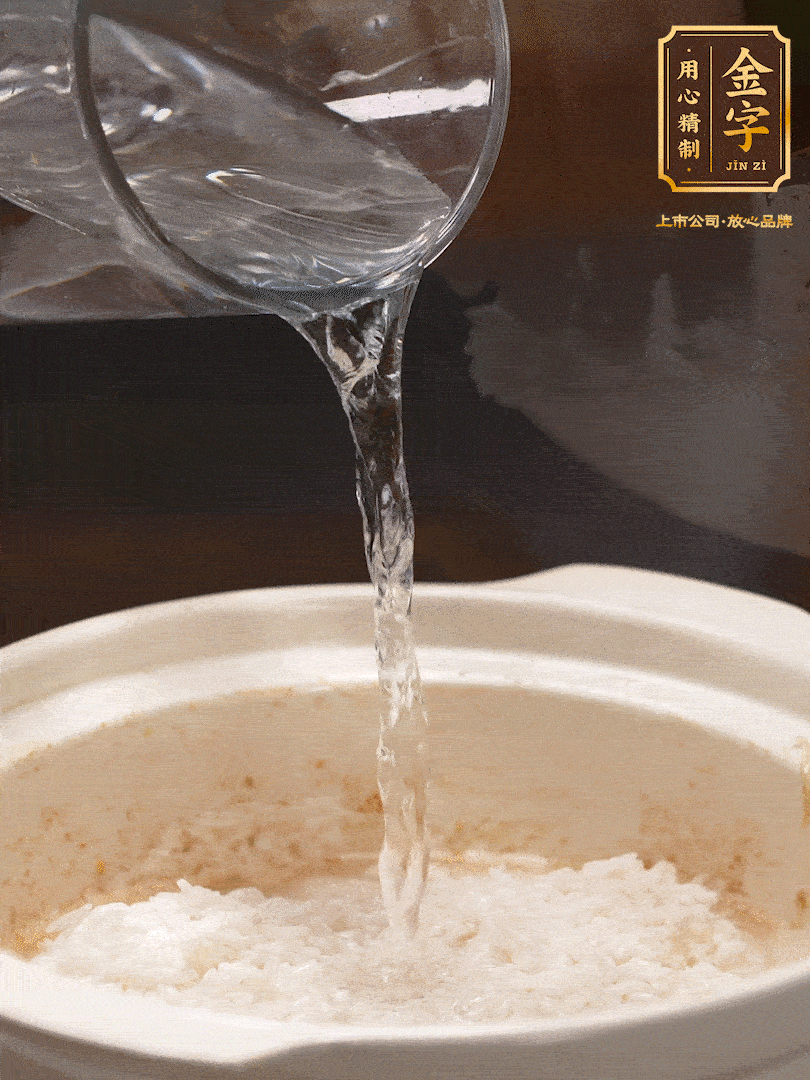 將泡好的米，加水一指，煮至沸騰