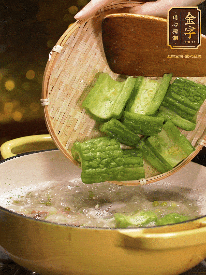 最后在放苦瓜燒開，放一點(diǎn)點(diǎn)調(diào)味糖，燉煮20分鐘