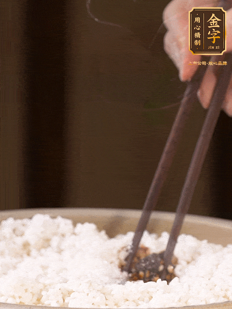 糯米淘洗干凈，浸泡4小時，控干水分后，加鹽、糖、老抽調(diào)味調(diào)色