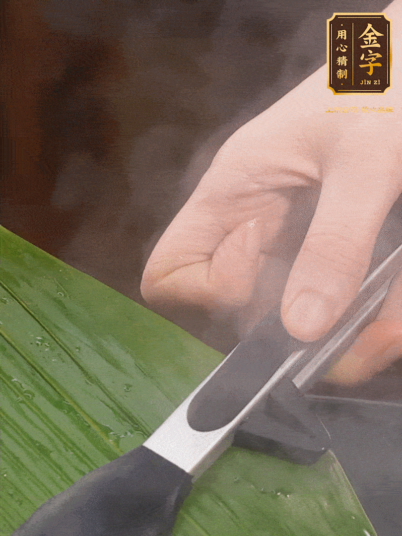 新鮮粽葉洗凈，用開水煮一下，讓粽葉更有韌性不易裂。