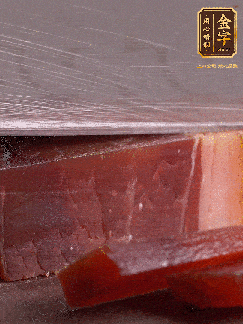 準(zhǔn)備食材。選用足年發(fā)酵的金字火腿，煲出來的湯更加鮮美?；鹜惹谐杀∑瑴厮?分鐘。