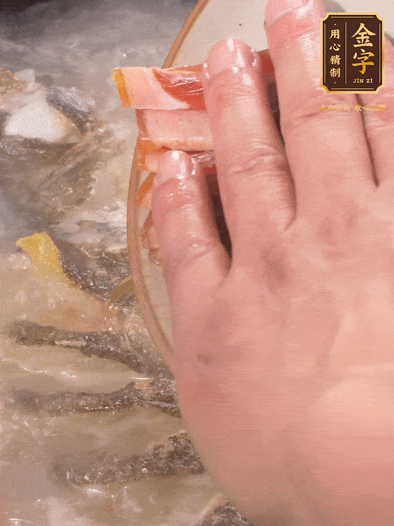 將煎好的魚，倒入三大碗開水。大火煮開后放入1個蔥結(jié)、2片姜片和1勺料酒和火腿片