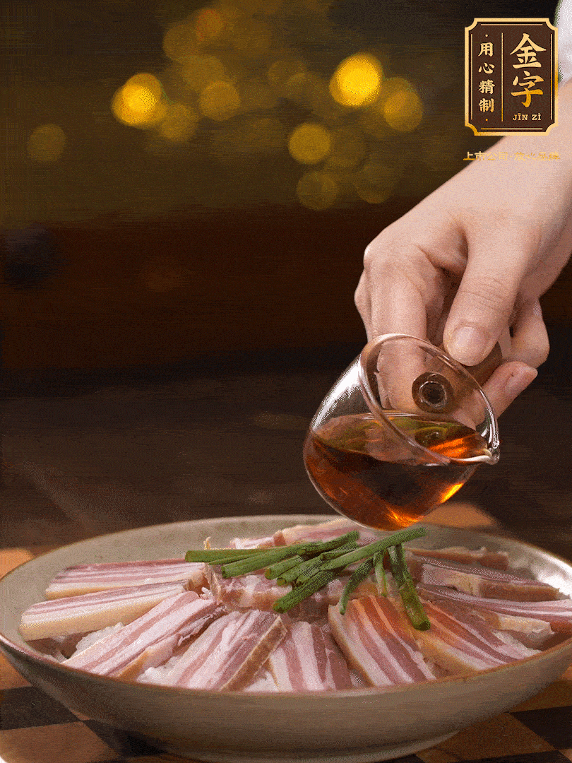 把切好的咸肉，均勻的鋪在蘿卜絲的四周頂部放少許蔥段 淋上少許料酒，放入鍋中 大火蒸二十分鐘