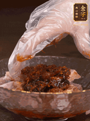 排骨用1勺蠔油、1勺醬油、1勺金字火腿XO醬抓勻腌制半小時