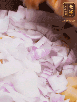 倒入洗干凈的大米、土豆丁、洋蔥碎、排骨、金字火腿xo醬、水